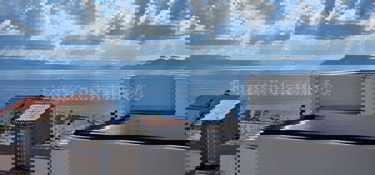Čiovo, Okrug G, penthouse 66 m2, +69 m2 roof terrace, sea view