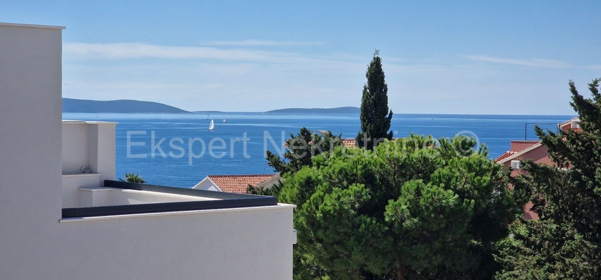 Čiovo, Okrug G, penthouse 66 m2, +69 m2 roof terrace, sea view