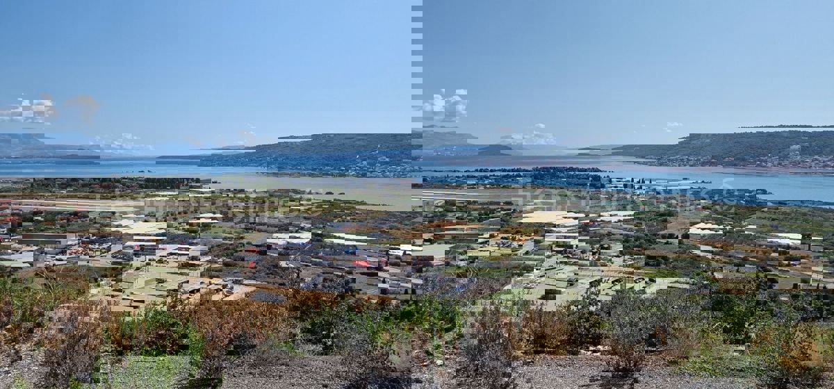 Trogir, Plano, agricultural land 3296 m2, sea view, road