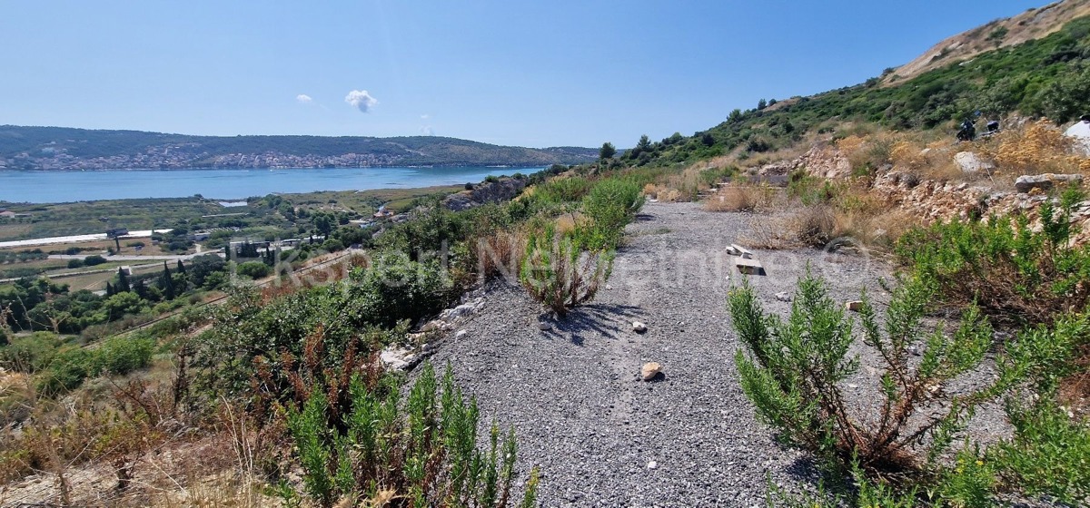 Trogir, Plano, agricultural land 3296 m2, sea view, road