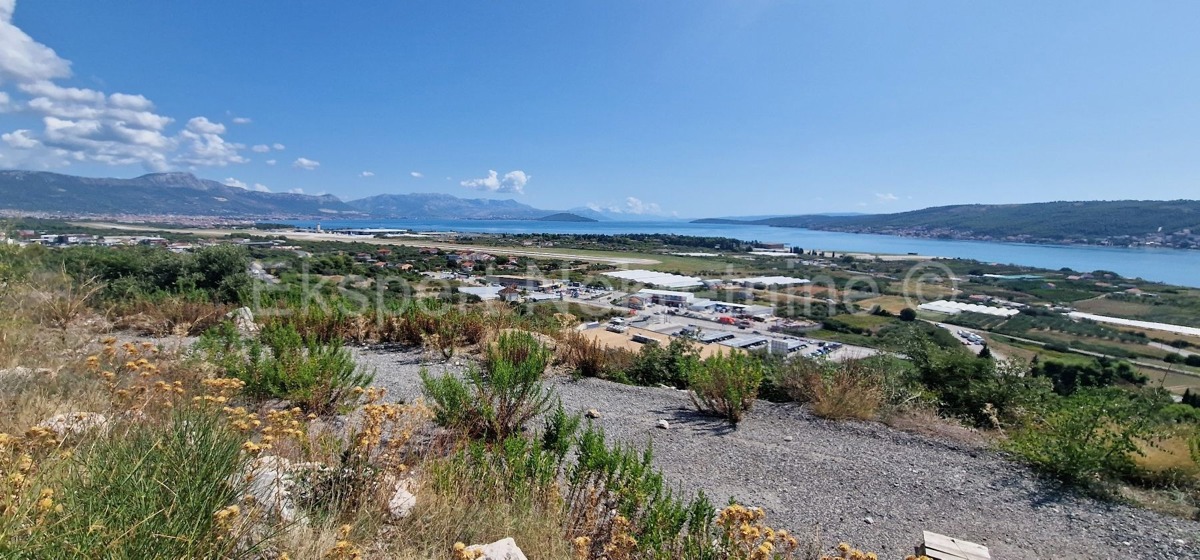 Trogir, Plano, agricultural land 3296 m2, sea view, road