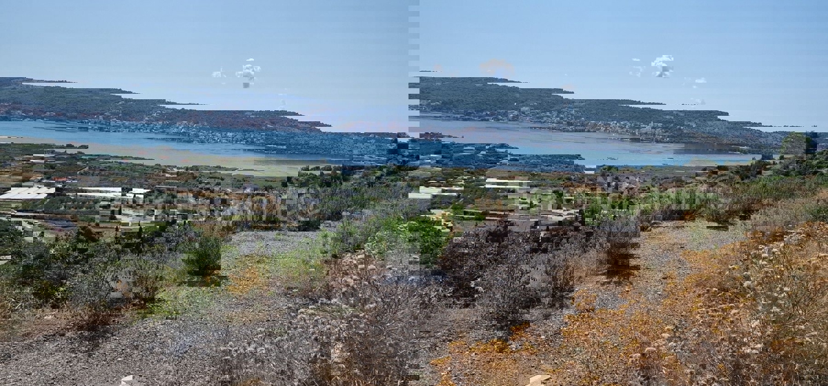 Trogir, Plano, agricultural land 3296 m2, sea view, road