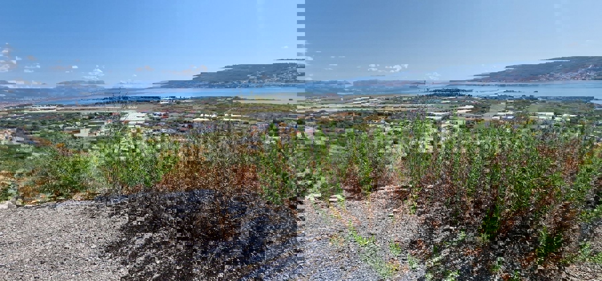 Trogir, Plano, agricultural land 3296 m2, sea view, road