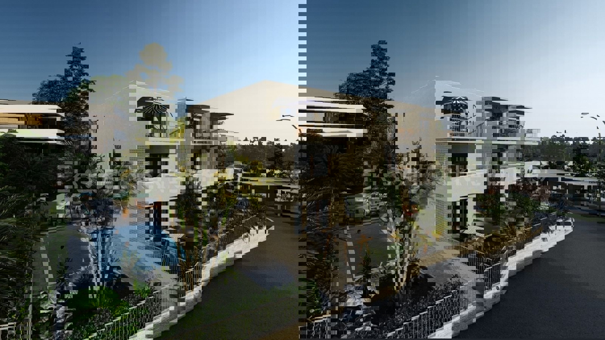 Ciovo, Slatine, 3-bedroom apartment 132 m2, 2nd floor, only 70 m from the sea, swimming pool