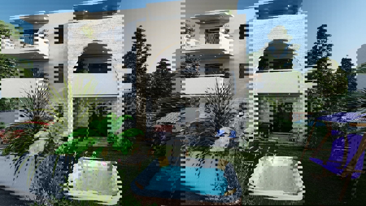 Ciovo, Slatine, 3-bedroom apartment 132 m2, 2nd floor, only 70 m from the sea, swimming pool