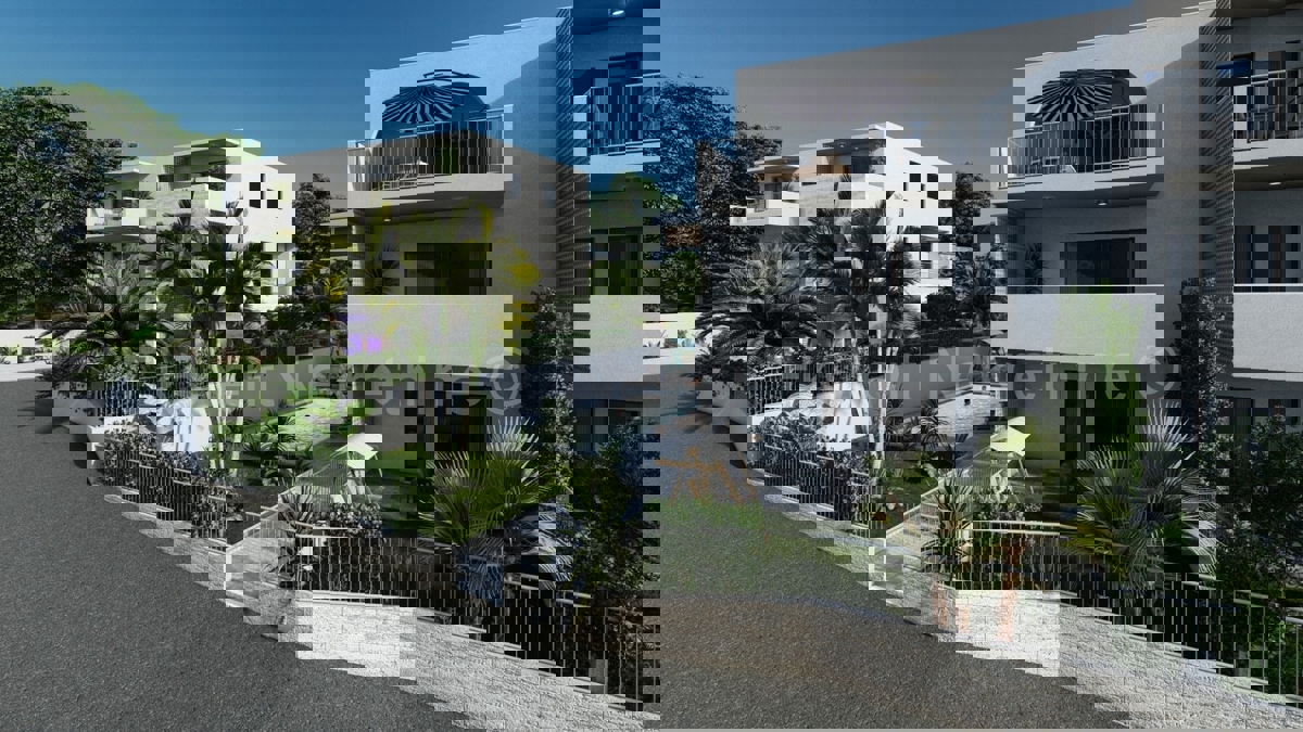 Ciovo, Slatine, 3-bedroom apartment 132 m2, 2nd floor, only 70 m from the sea, swimming pool