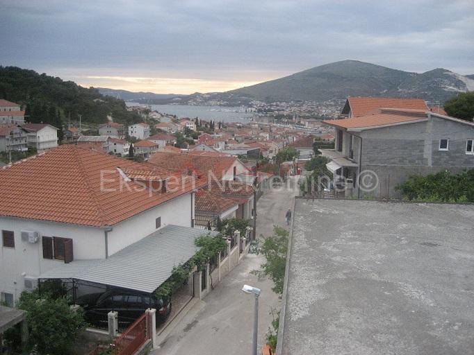 Trogir, casa indipendente di 130 m2 con giardino di 380 m2