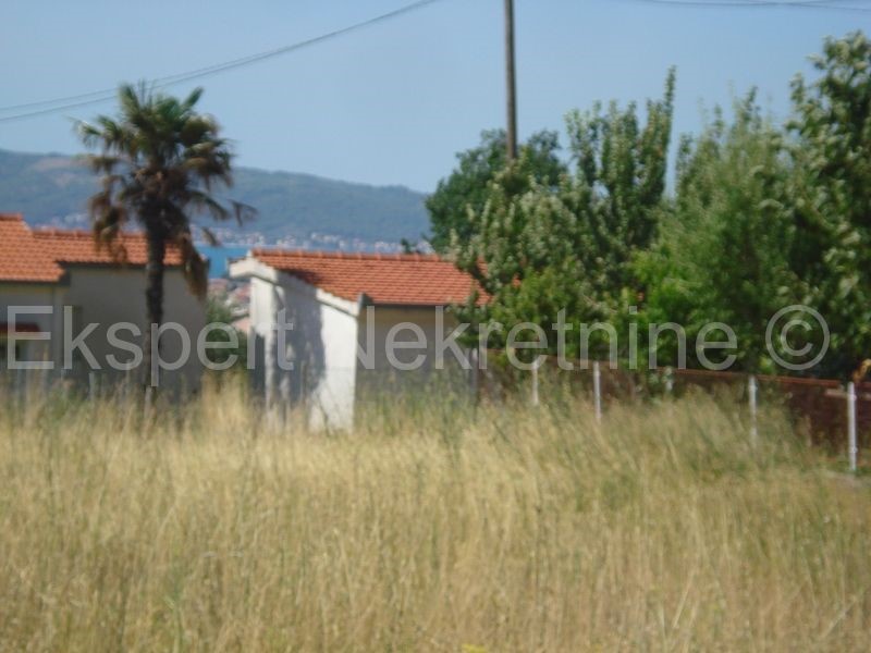 Kaštela, vecchio terreno edificabile di 1200 m2, posizione eccellente