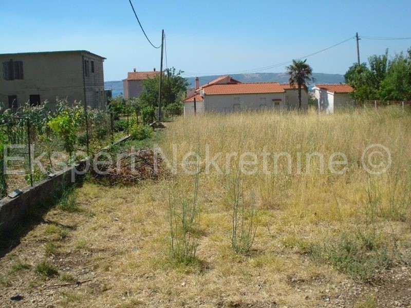 Kaštela, vecchio terreno edificabile di 1200 m2, posizione eccellente