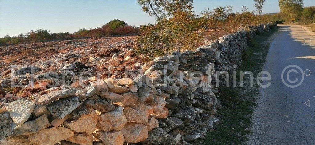 Šibenik, Radonić - terreno edificabile 2500m2 vicino al Parco nazionale di Krka