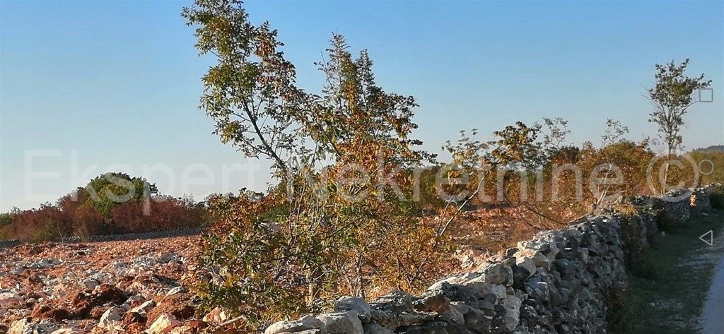 Šibenik, Radonić - terreno edificabile 2500m2 vicino al Parco nazionale di Krka