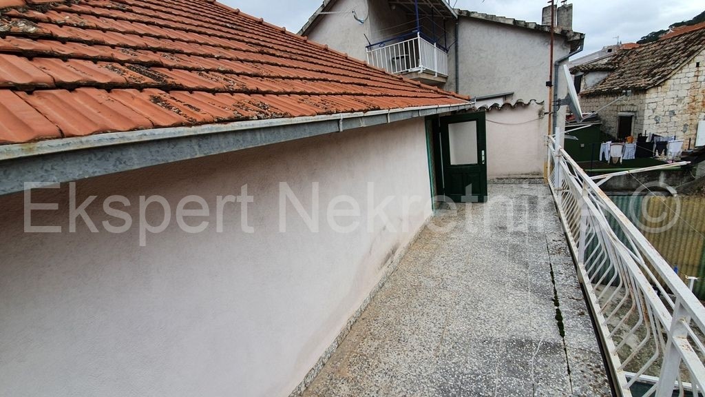 Trogir, centro, casa in pietra su tre piani, 180 m2