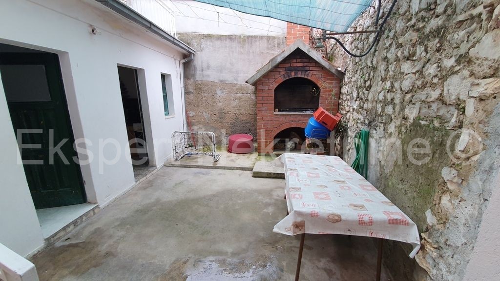 Trogir, centro, casa in pietra su tre piani, 180 m2