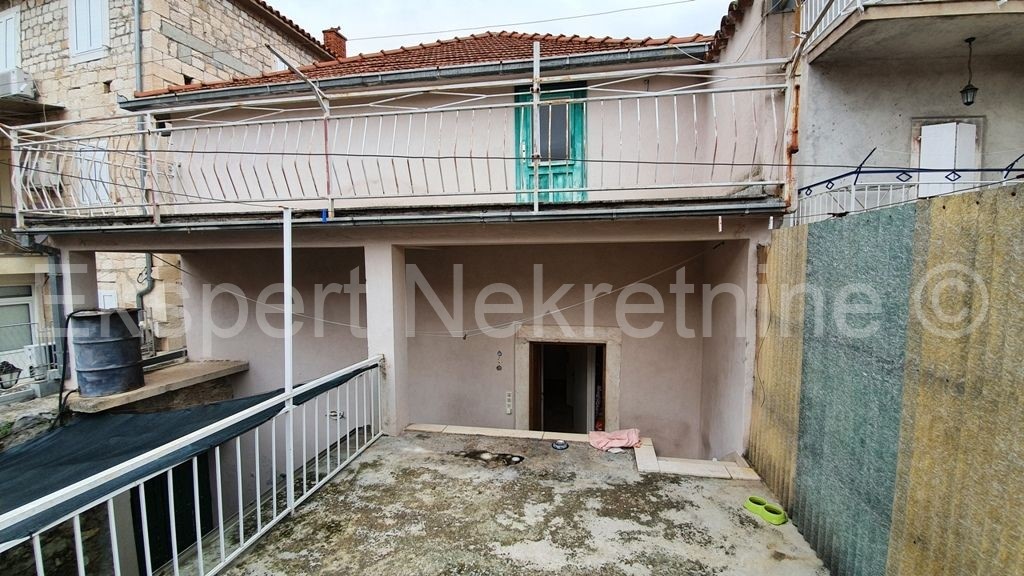 Trogir, centro, casa in pietra su tre piani, 180 m2