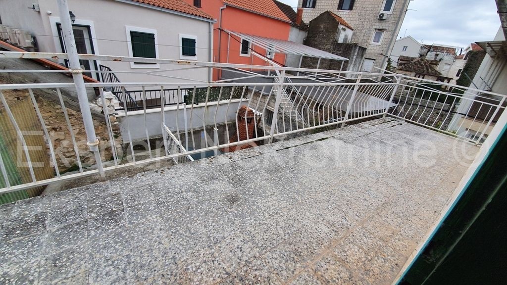 Trogir, centro, casa in pietra su tre piani, 180 m2