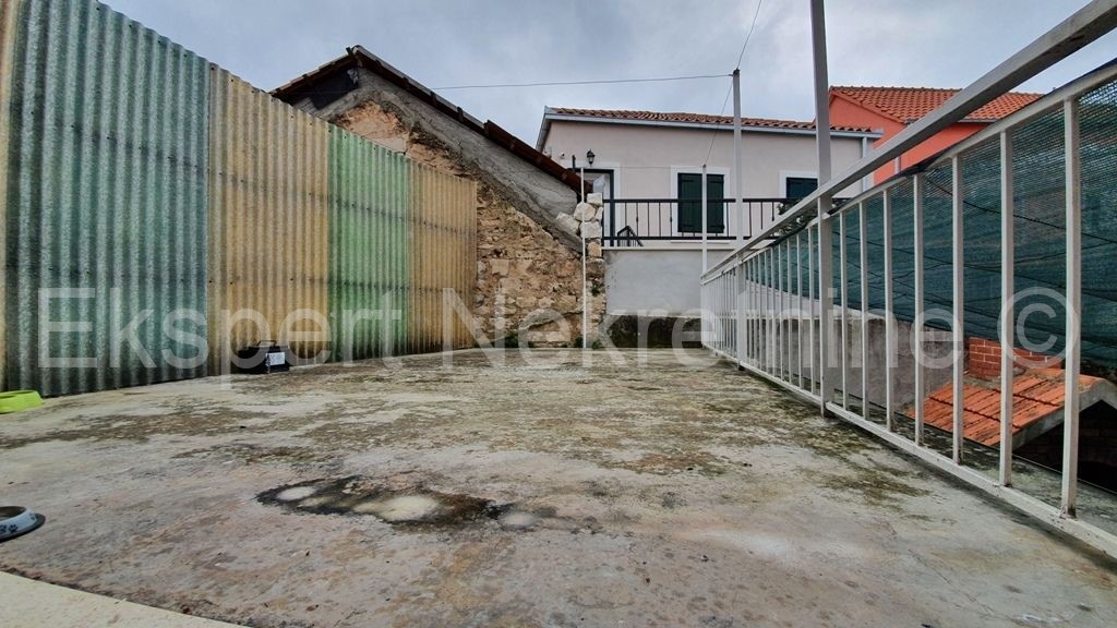 Trogir, centro, casa in pietra su tre piani, 180 m2