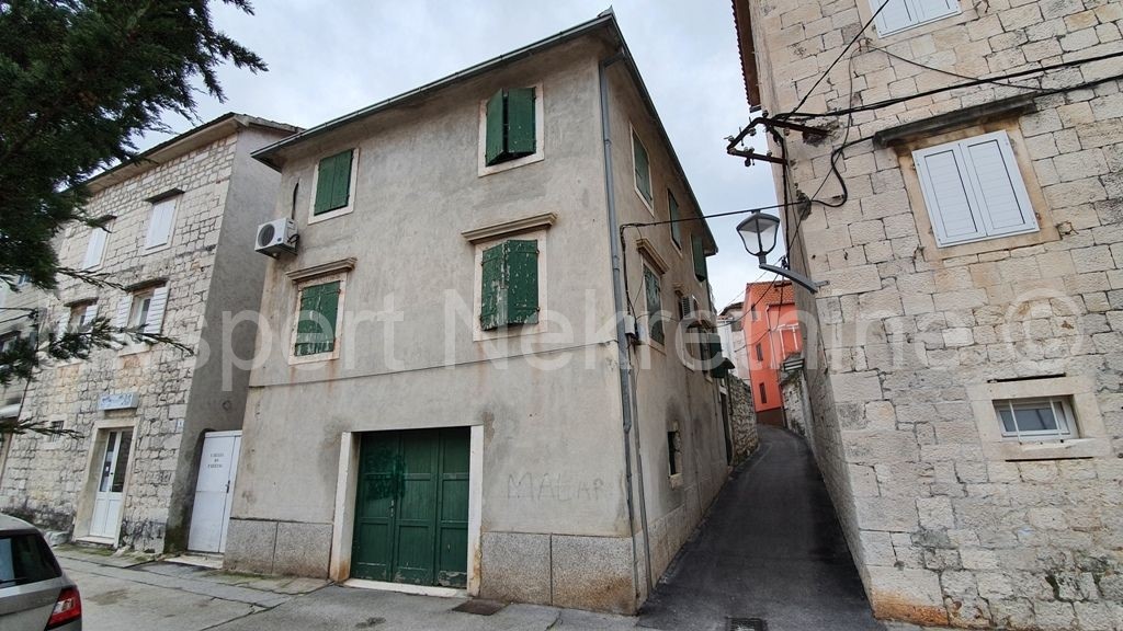 Trogir, centro, casa in pietra su tre piani, 180 m2