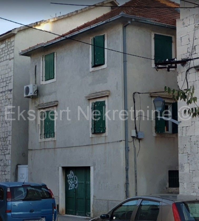 Trogir, centro, casa in pietra su tre piani, 180 m2