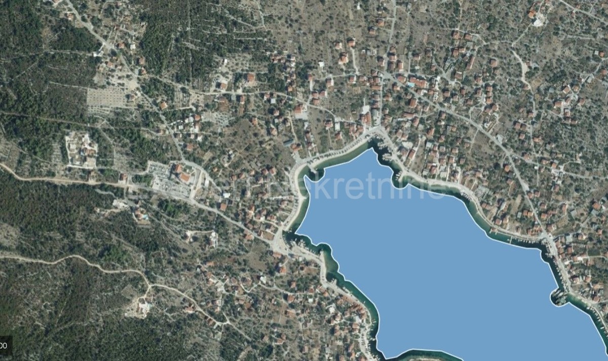 Vinisce, edificio terreno 1209 m2, vista mare, a 300 metri dalla spiaggia