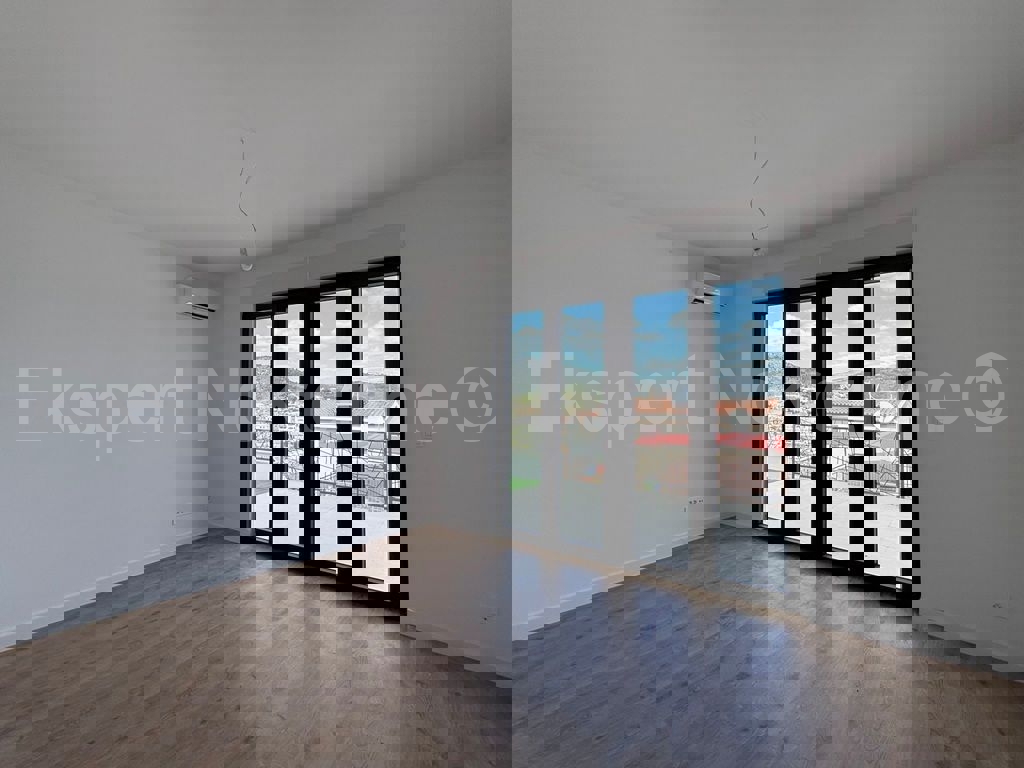 Marina, lussuosa. Appartamento di 3 locali 115 mq + giardino 96 mq, nuova costruzione, piscina sul tetto