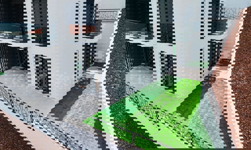 Marina, lussuosa. Appartamento di 3 locali 115 mq + giardino 96 mq, nuova costruzione, piscina sul tetto