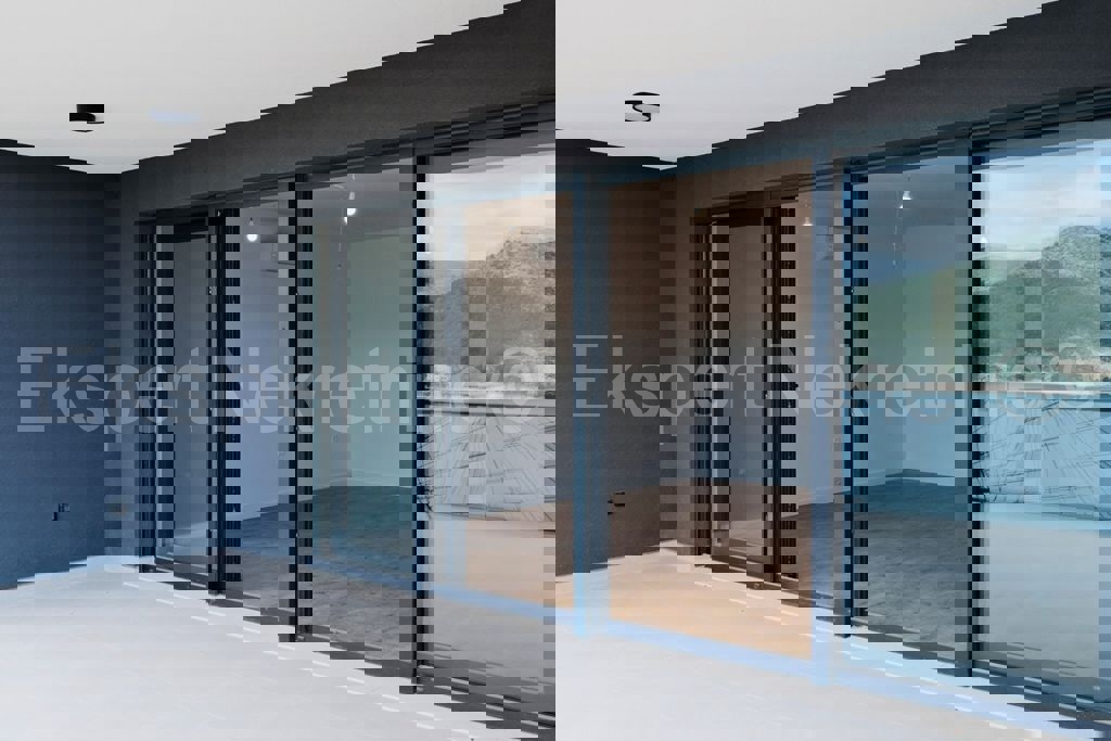 Marina, lussuosa. Appartamento di 3 locali 115 mq + giardino 96 mq, nuova costruzione, piscina sul tetto