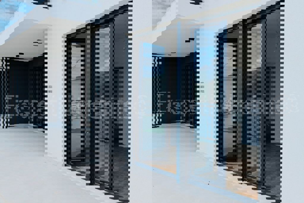 Marina, lussuosa. Appartamento di 3 locali 115 mq + giardino 96 mq, nuova costruzione, piscina sul tetto