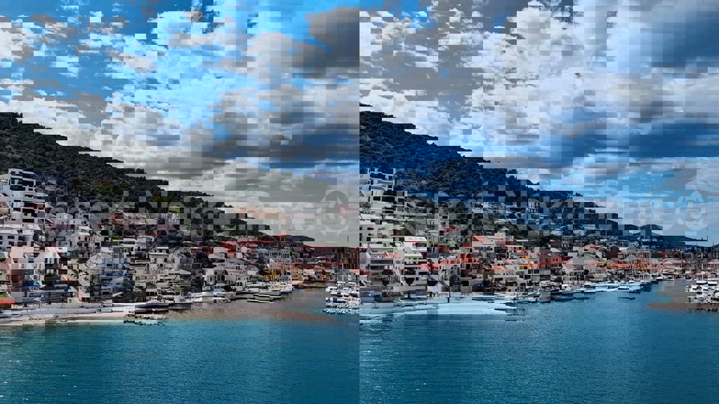 Marina, lussuosa. Appartamento di 3 locali 115 mq + giardino 96 mq, nuova costruzione, piscina sul tetto