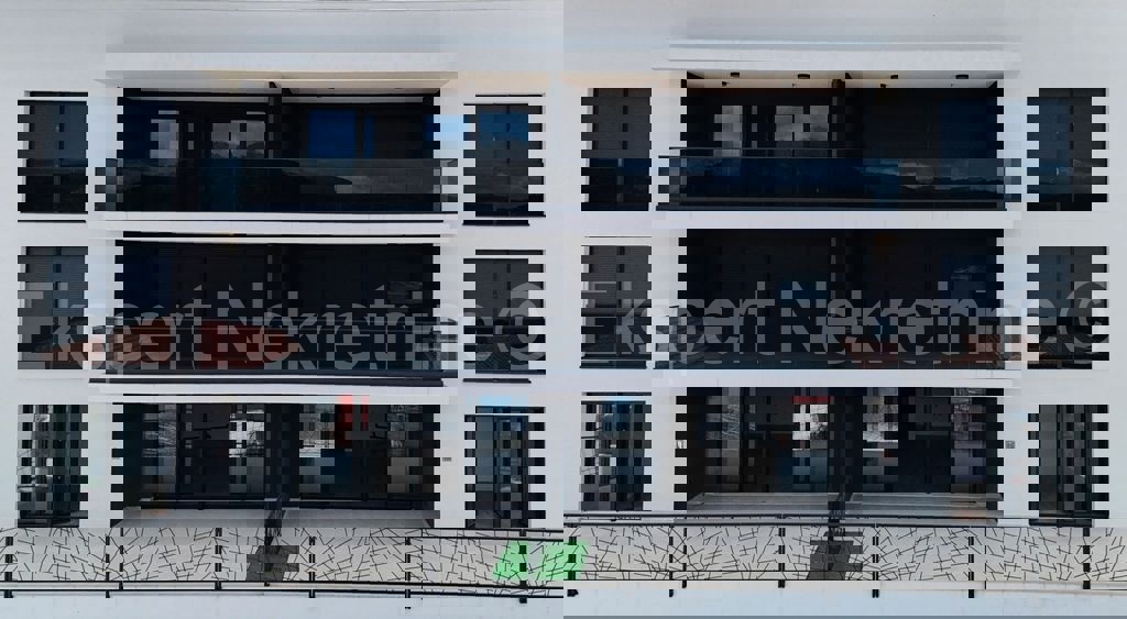 Marina, lussuosa. Appartamento di 3 locali 115 mq + giardino 96 mq, nuova costruzione, piscina sul tetto