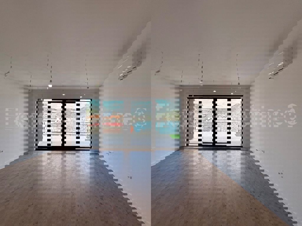 Marina, lussuosa. Appartamento di 3 locali 115 mq + giardino 96 mq, nuova costruzione, piscina sul tetto