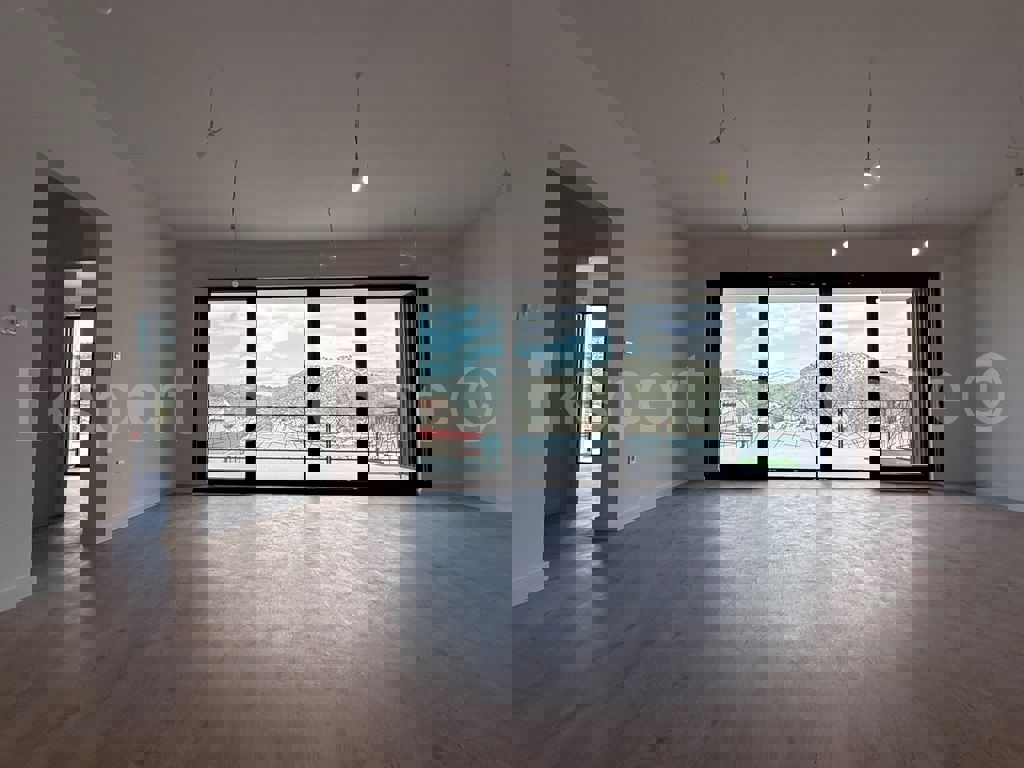 Marina, lussuosa. Appartamento di 3 locali 115 mq + giardino 96 mq, nuova costruzione, piscina sul tetto