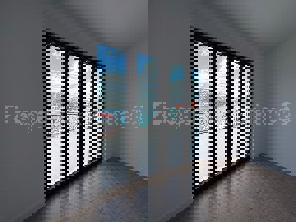 Marina, lussuosa. Appartamento di 3 locali 115 mq + giardino 96 mq, nuova costruzione, piscina sul tetto