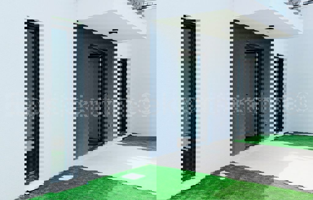 Marina, lussuosa. Appartamento di 3 locali 115 mq + giardino 96 mq, nuova costruzione, piscina sul tetto