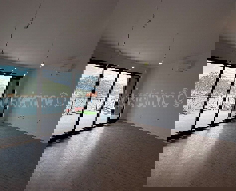 Marina, lussuosa. Appartamento di 3 locali 115 mq + giardino 96 mq, nuova costruzione, piscina sul tetto