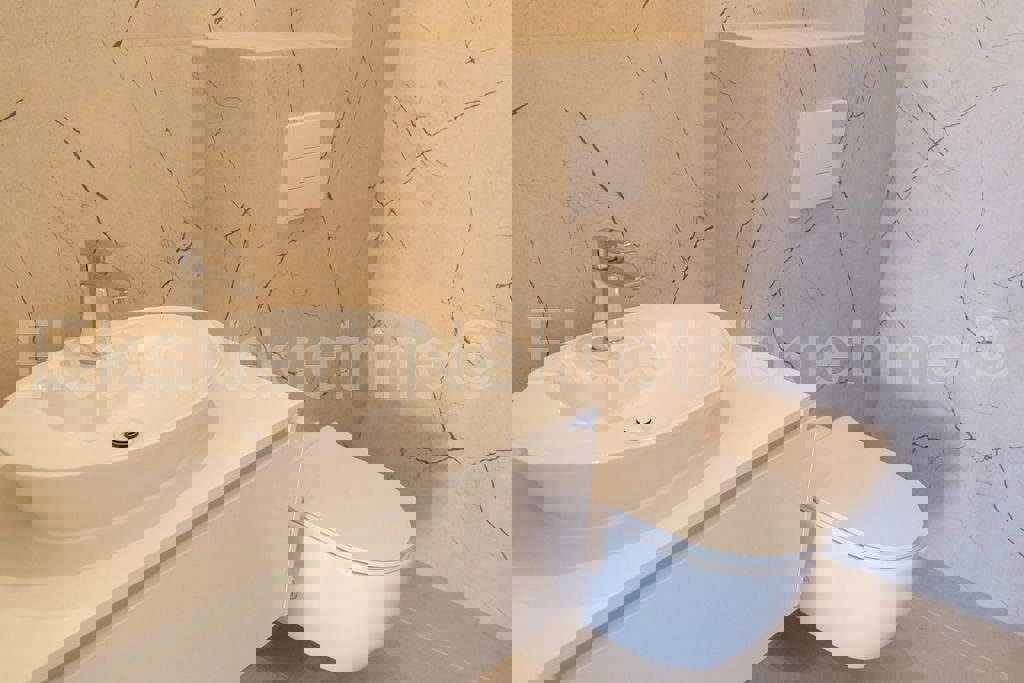 Marina, lussuosa. Appartamento di 3 locali 115 mq + giardino 96 mq, nuova costruzione, piscina sul tetto