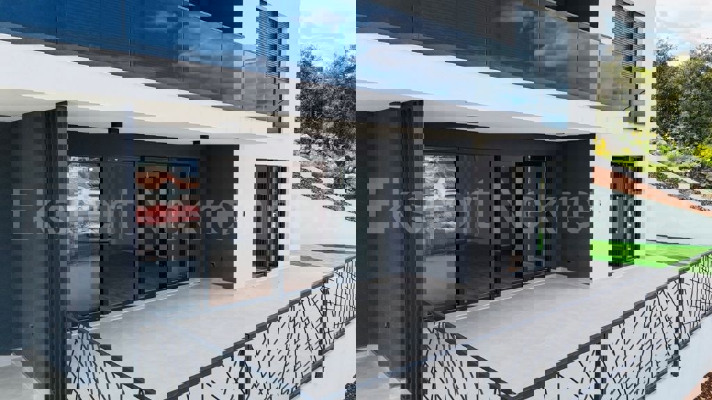 Marina, lussuosa. Appartamento di 3 locali 115 mq + giardino 96 mq, nuova costruzione, piscina sul tetto