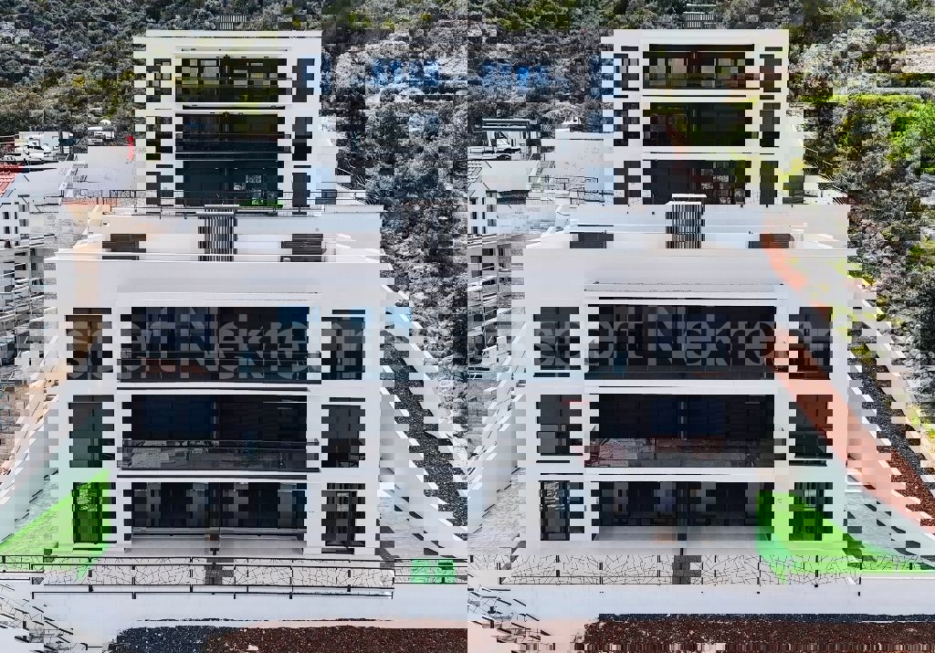 Marina, lussuosa. Appartamento di 3 locali 115 mq + giardino 96 mq, nuova costruzione, piscina sul tetto