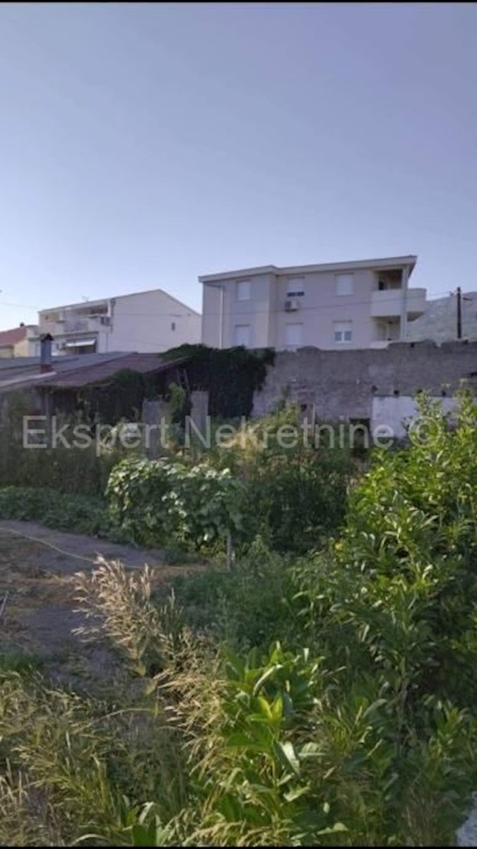 K. Kambelovac, terreno edificabile di 640 m2 in zona M1, a 350 m dal mare