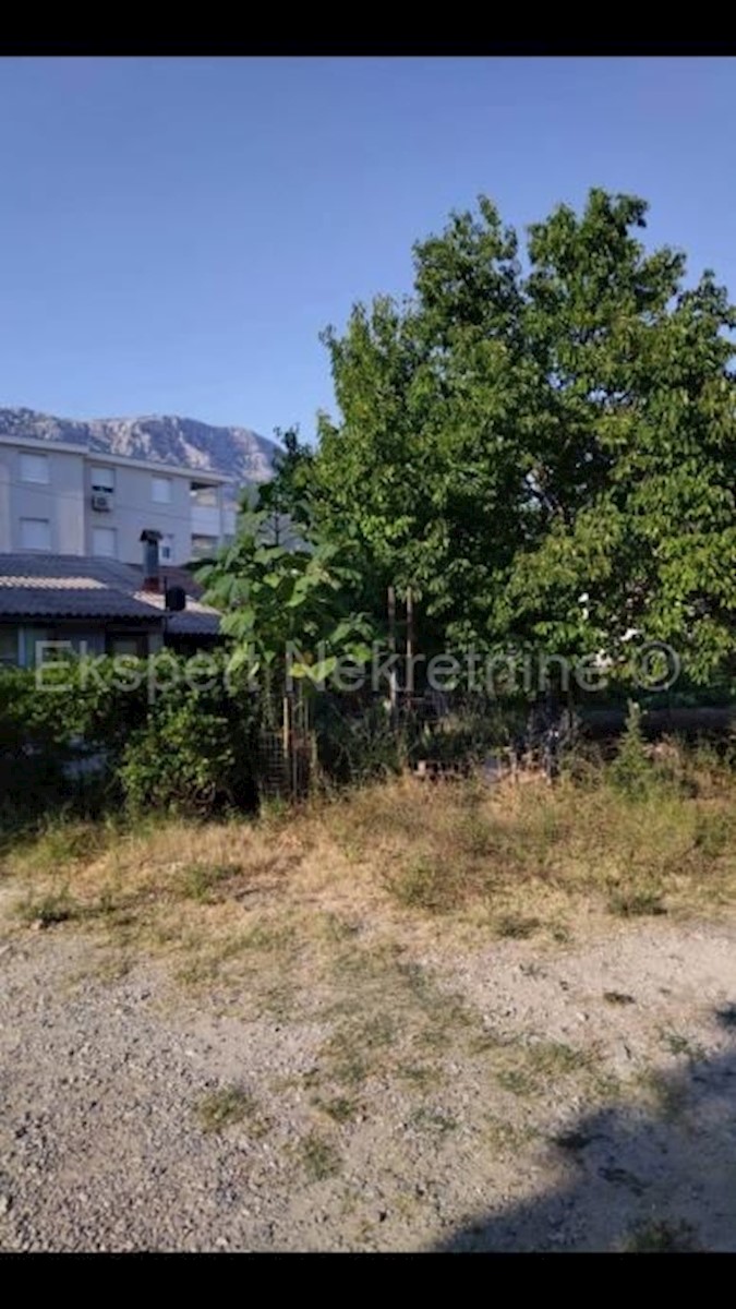 K. Kambelovac, terreno edificabile di 640 m2 in zona M1, a 350 m dal mare