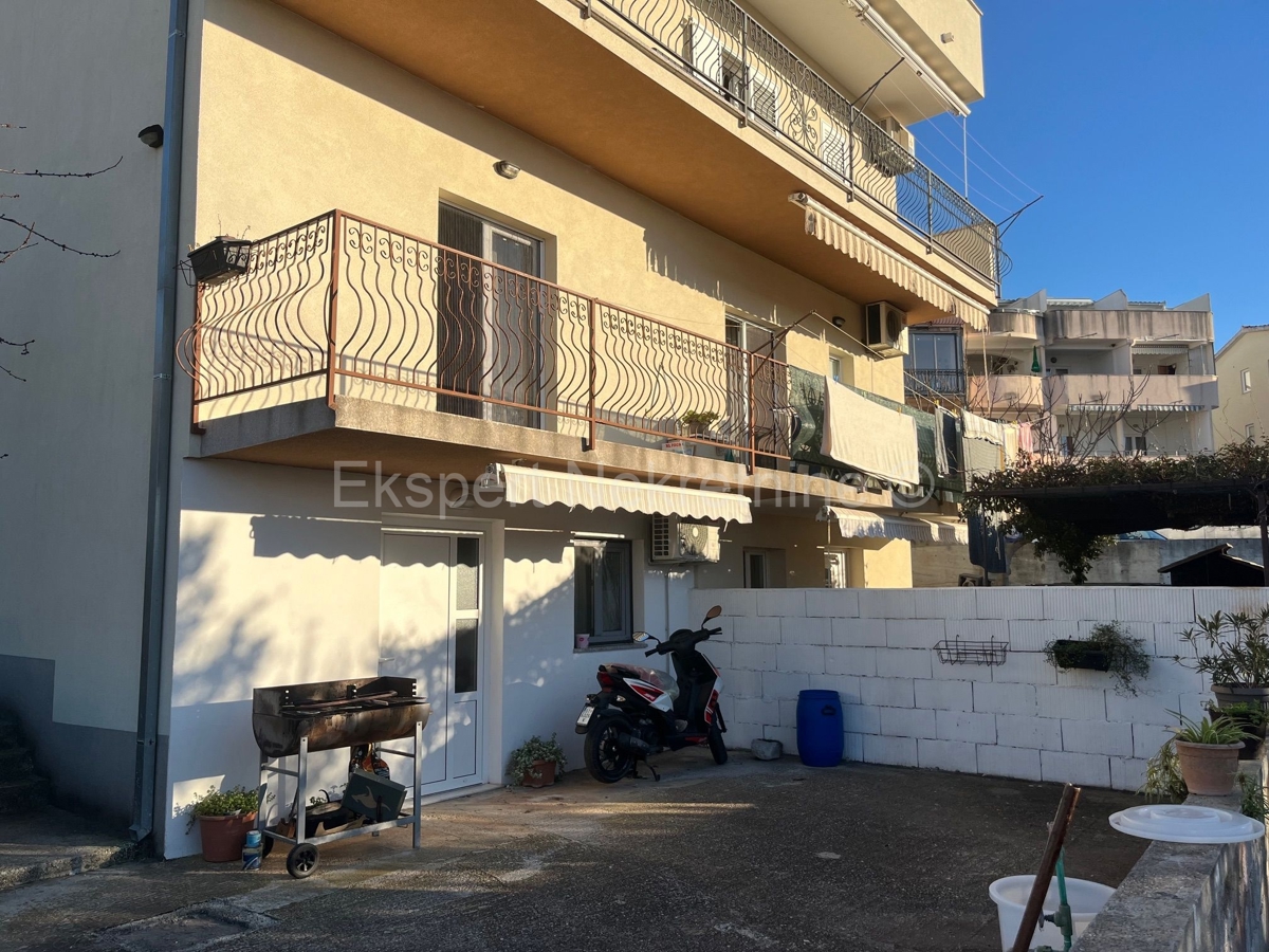 Čiovo, Okrug.G., due appartamenti 121m2 con cortile 397m2, vicino al mare e alla spiaggia