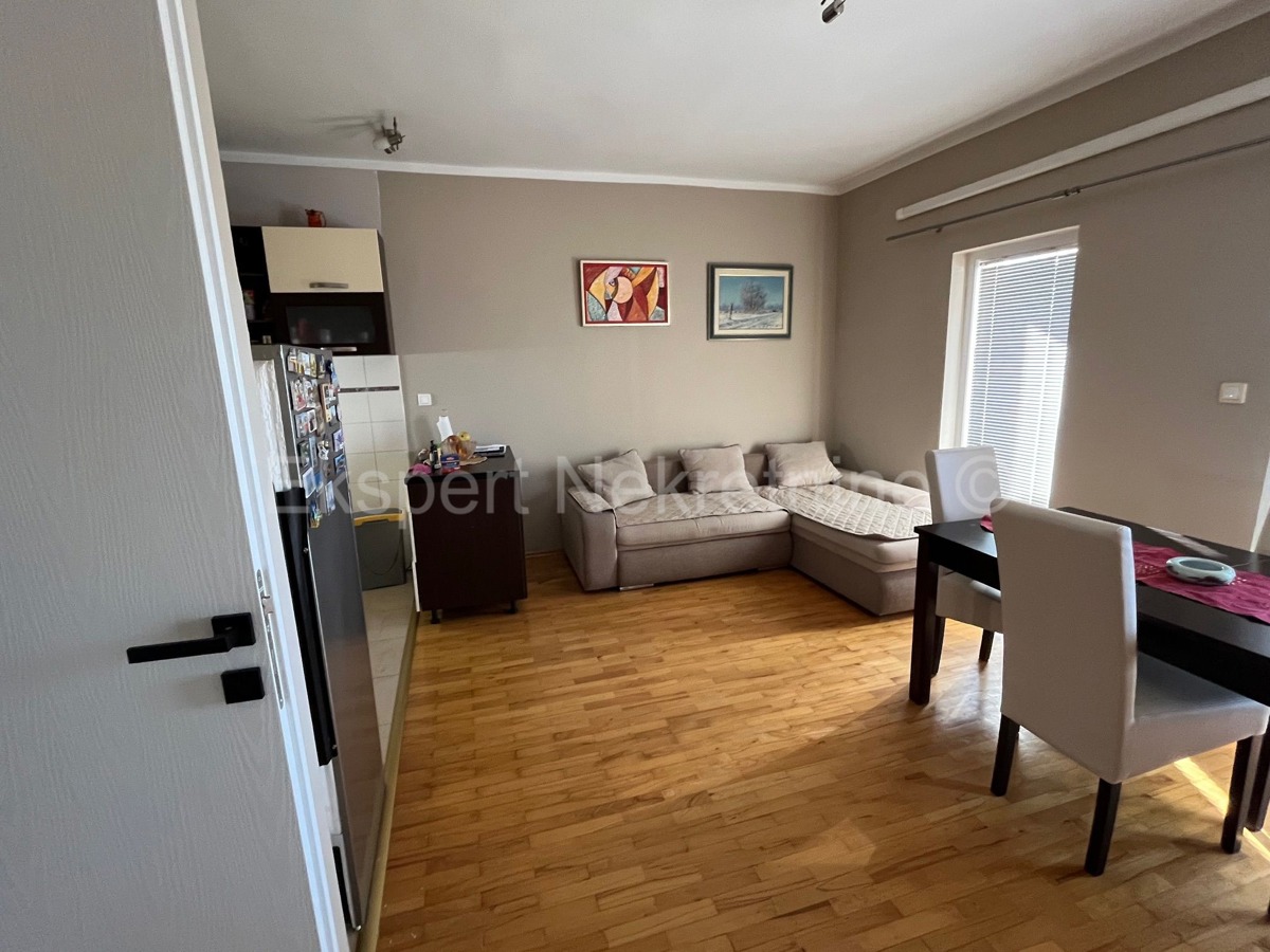 Čiovo, Okrug.G., due appartamenti 121m2 con cortile 397m2, vicino al mare e alla spiaggia