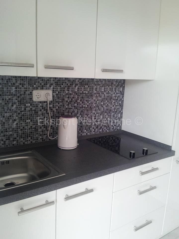 Čiovo, Okrug.G., due appartamenti 121m2 con cortile 397m2, vicino al mare e alla spiaggia