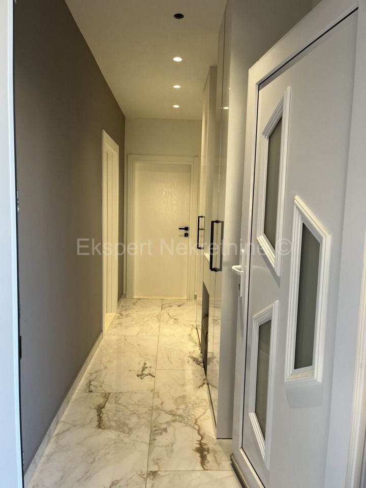 Čiovo, Okrug.G., due appartamenti 121m2 con cortile 397m2, vicino al mare e alla spiaggia