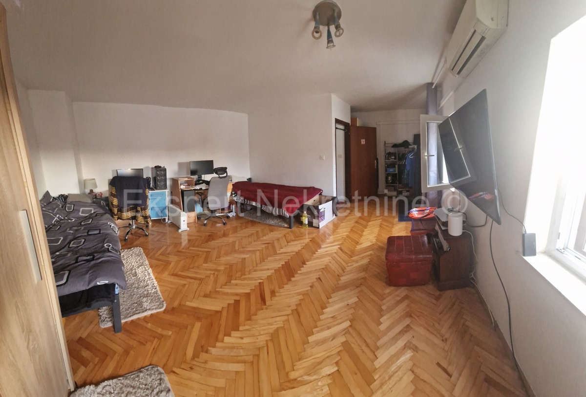 Kaštel Sućurac, casa a schiera 132m2 nel centro della città, 50 metri dal mare