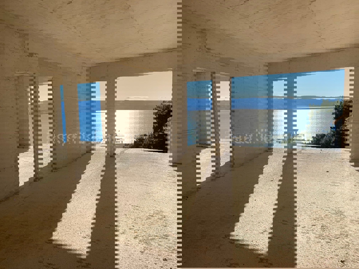 Casa indipendente più lunga di 250 m2 su un terreno di 540 m2, a 190 m dal mare