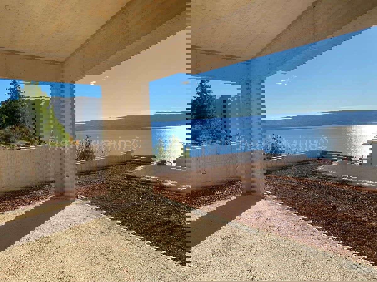 Casa indipendente più lunga di 250 m2 su un terreno di 540 m2, a 190 m dal mare