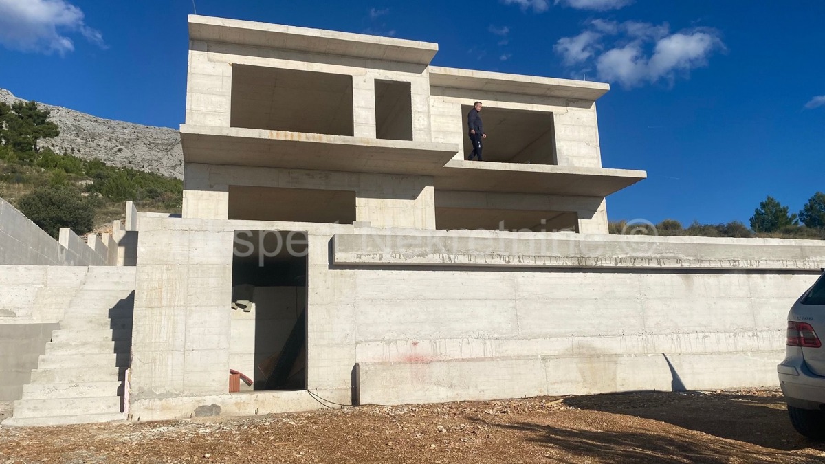 Casa indipendente più lunga di 250 m2 su un terreno di 540 m2, a 190 m dal mare