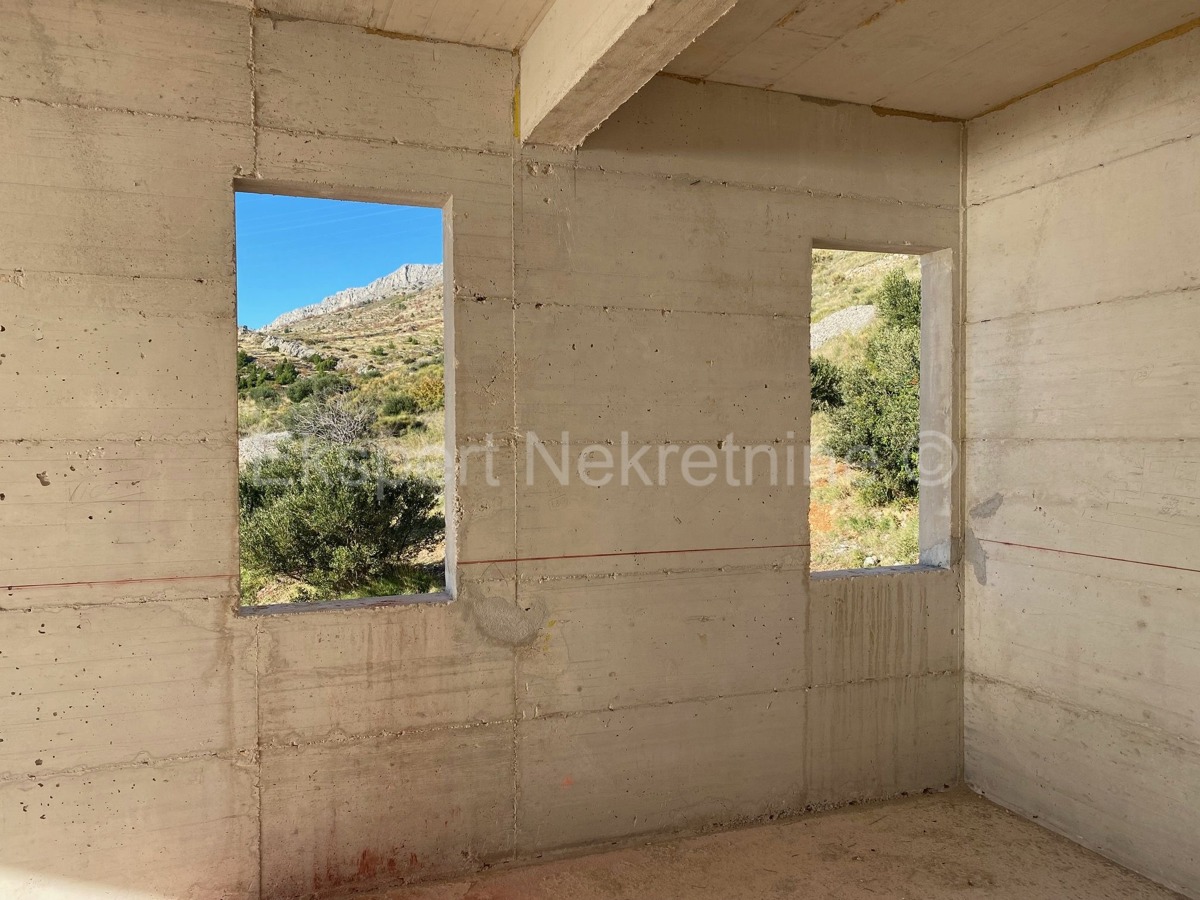 Casa indipendente più lunga di 250 m2 su un terreno di 540 m2, a 190 m dal mare