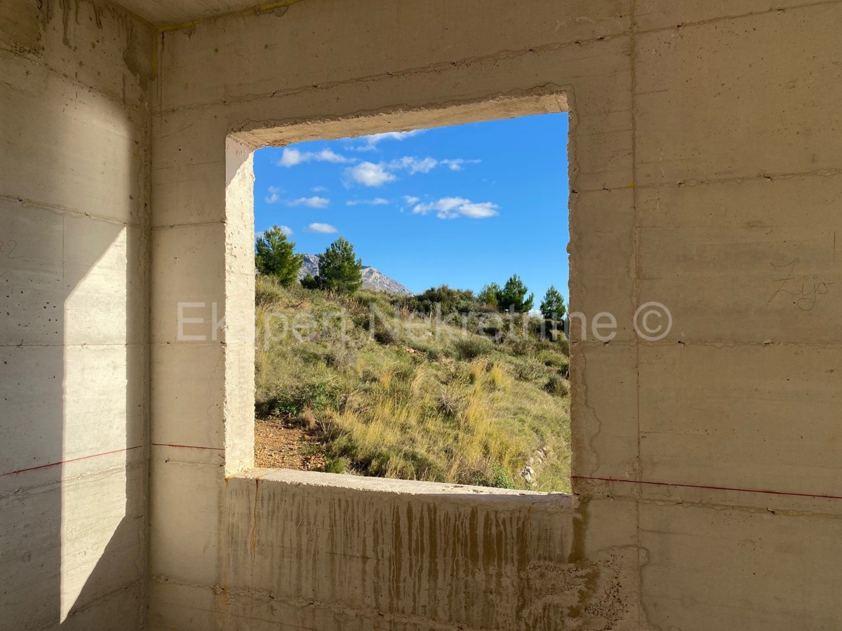 Casa indipendente più lunga di 250 m2 su un terreno di 540 m2, a 190 m dal mare