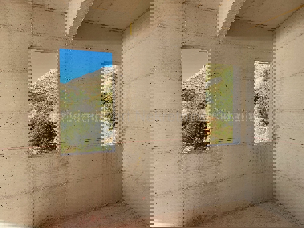 Casa indipendente più lunga di 250 m2 su un terreno di 540 m2, a 190 m dal mare